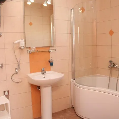 Апартаменты Family Friendly With A Swimming Pool Jelsa, Hvar - 4608