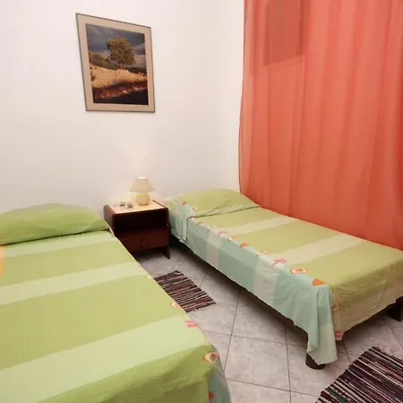 Апартаменты Family Friendly With A Swimming Pool Jelsa, Hvar - 4608 *