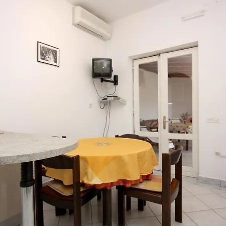 Апартаменты Family Friendly With A Swimming Pool Jelsa, Hvar - 4608 Елса