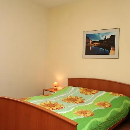 Апартаменты Family Friendly With A Swimming Pool Jelsa, Hvar - 4608 *