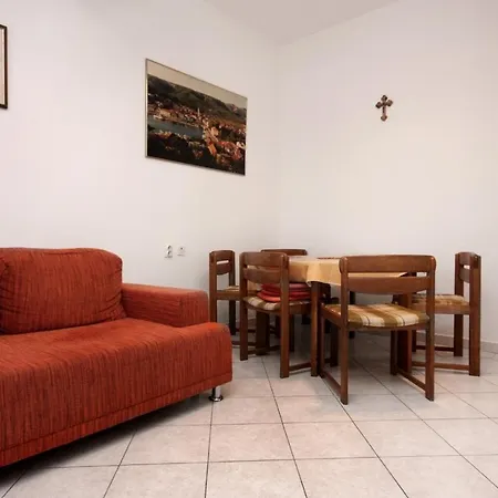 Апартаменты Family Friendly With A Swimming Pool Jelsa, Hvar - 4608 *