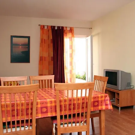 Апартаменты Family Friendly With A Swimming Pool Jelsa, Hvar - 4608