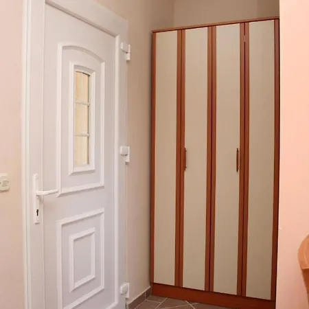Апартаменты Family Friendly With A Swimming Pool Jelsa, Hvar - 4608 Елса