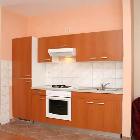 Апартаменты Family Friendly With A Swimming Pool Jelsa, Hvar - 4608